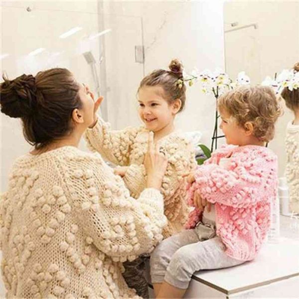 Famiglia abbinata Madre e figlia Maglioni fatti a mano Cardigan Mamma Maglione caldo Outwear Cappotti Kintwear Abiti 210428