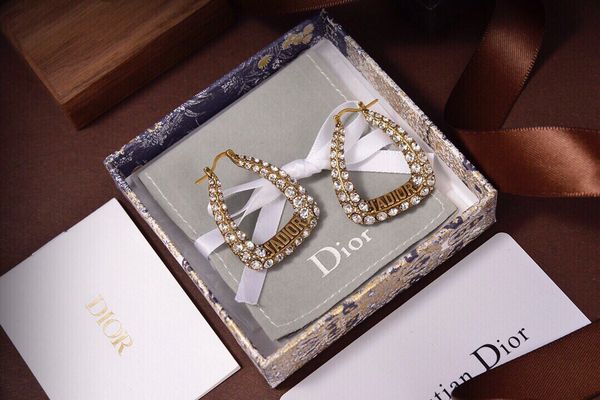 

2021 new designer family letter female horse character buckle full diamond earrings fashion star, Golden
