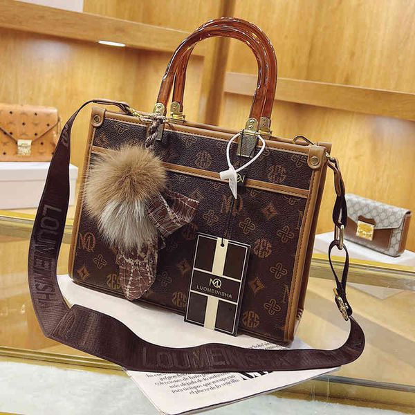 

2022 factory wholesale new niche design small bag female autumn and winter fashion single shoulder messenger popular texture portable tote b