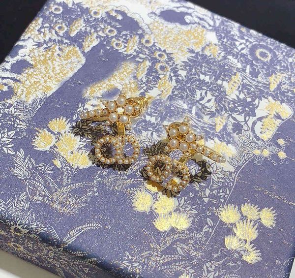 

design jewelry letter earrings 925 silver needle inlaid with pearl star, Golden