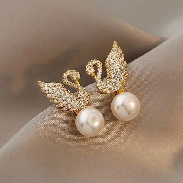 

temperament swan studded pearl earrings fashion simple