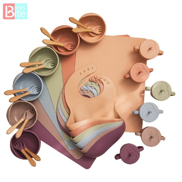 

6pcs/set baby feeding tableware a food grade silicone bowl bib placemat fork spoon cup set supplies for kids 211012