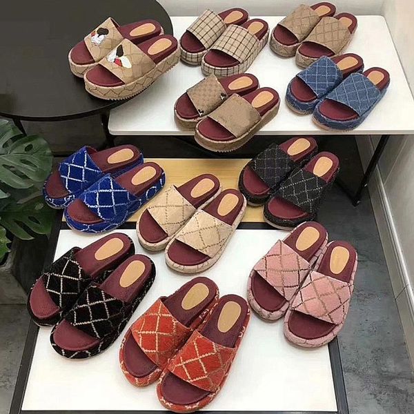 2023 Mulheres designers bordados sandálias de chinelos de moda praia grossa plataforma de chinelo grossa alfabeto lady sandal couro lisadas planas 35-42
