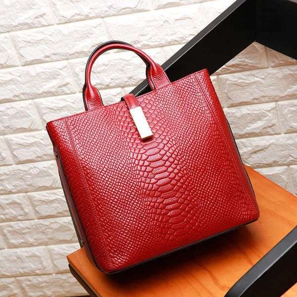 

2022 new leather women's bag crocodile pattern head leather women's large bag single shoulder messenger portable women's bag
