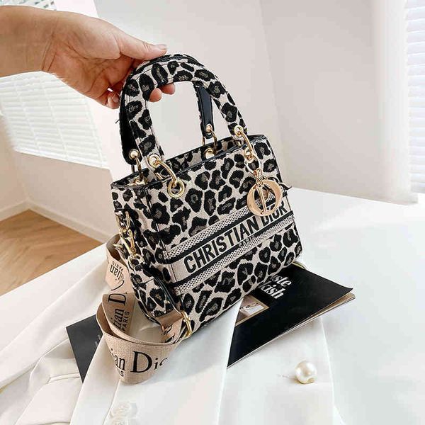 

2022 latest handbag factory store bag women's casual texture single shoulder trend printed, Black;red