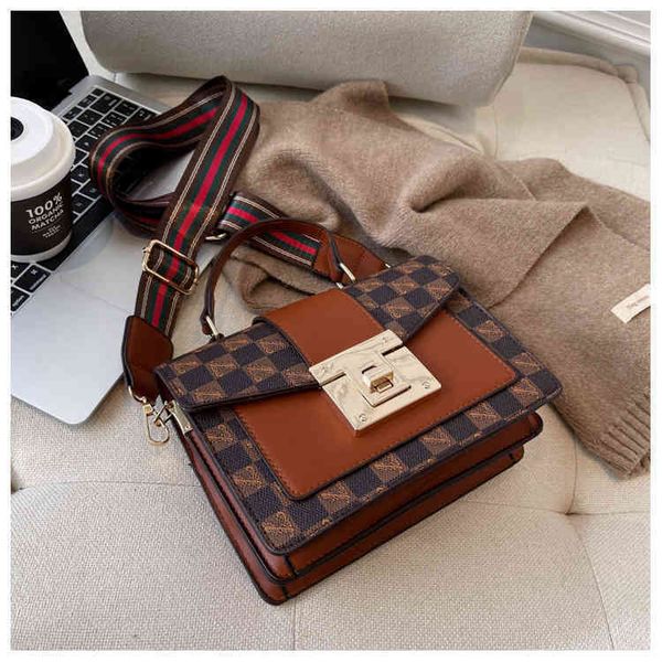 

2022 factory wholesale popular female fashion versatile one shoulder small square high-grade foreign style broadband messenger bag
