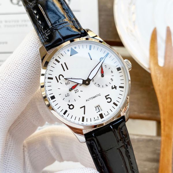 Бутик мужские часы с двумя именами и наполовину оснащены дизайном маховика.