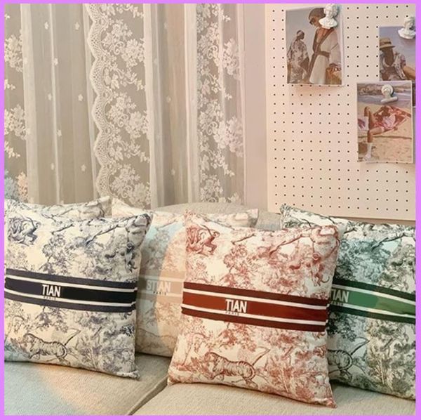 

fashion home furnishing pillow with core designer pillows women mens cushion parlour sofa office lumbar pad letters d2111014f