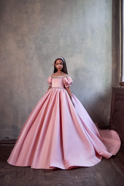 2021 süße rosa Mädchen-Festzug-Kleider, Prinzessin, Satin, Juwel-Ausschnitt, kurze Ärmel, Kristallperlen, Kinder-Blumenmädchen-Kleid, Ballkleid, Geburtstagskleider, bodenlanger Rücken mit Schleife