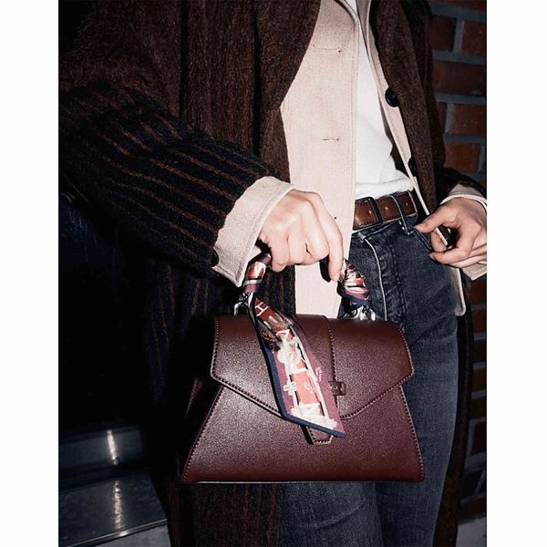 

autumn and winter 2021 korean minority women's bag hand megan head leather single shoulder messenger bag small, Black;red