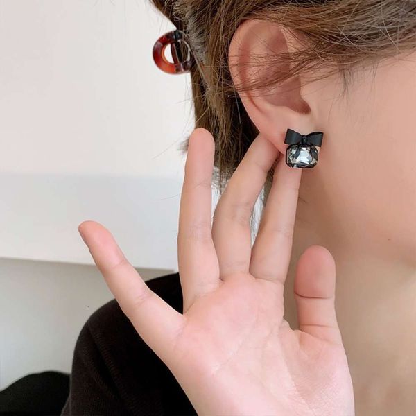 

black crystal earrings simple female small temperament sense dignified