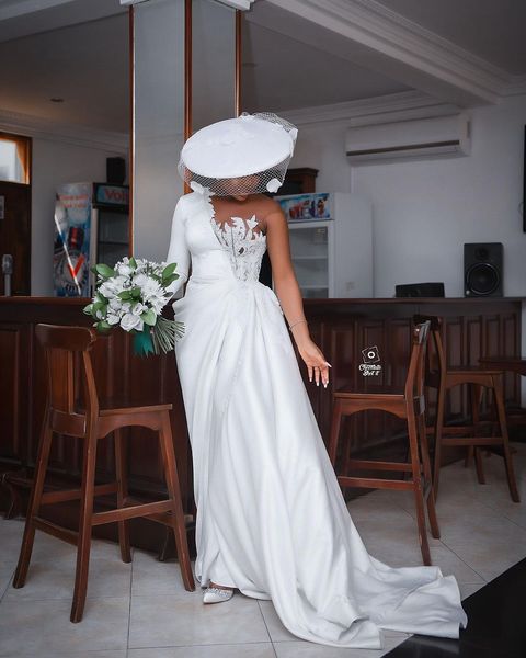 2023 Arabisch Einschulter-Meerjungfrau-Hochzeitskleid mit langen Ärmeln Aso Ebi-Stil Weißer Satin Spitze Perlenkristalle Plus Size Brautkleider Maßgeschneiderte Kapellenbrautkleider