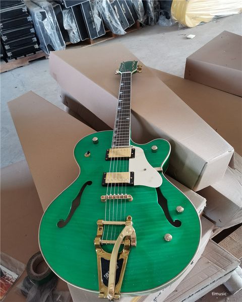 Guitarra elétrica do corpo verde com pickguard amarelo cremoso, fingerboard de Rosewood, hardware do ouro, folheado de bordo da chama, fornecer serviços personalizados