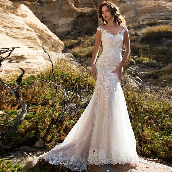 Abiti da sposa a sirena con applicazioni in pizzo di nuovo stile per le donne Abiti da sposa senza schienale con bottoni su misura per le donne Abiti da sposa