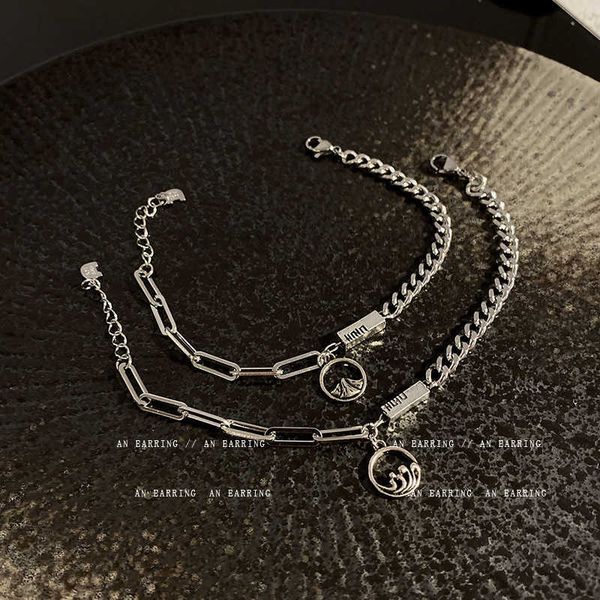 

a pair of stainls steel hand ornaments for men and women, Golden;silver