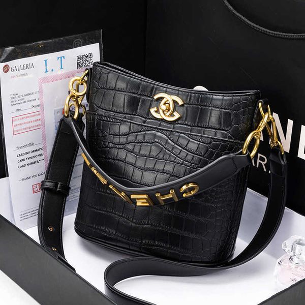 

2021 new fashion bucket leather women's bag messenger single shoulder portable bag
