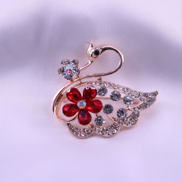 

2021 swan colored diamond brooch with women's versatile sweater crystal zircon peacock clasp accessories, Gray