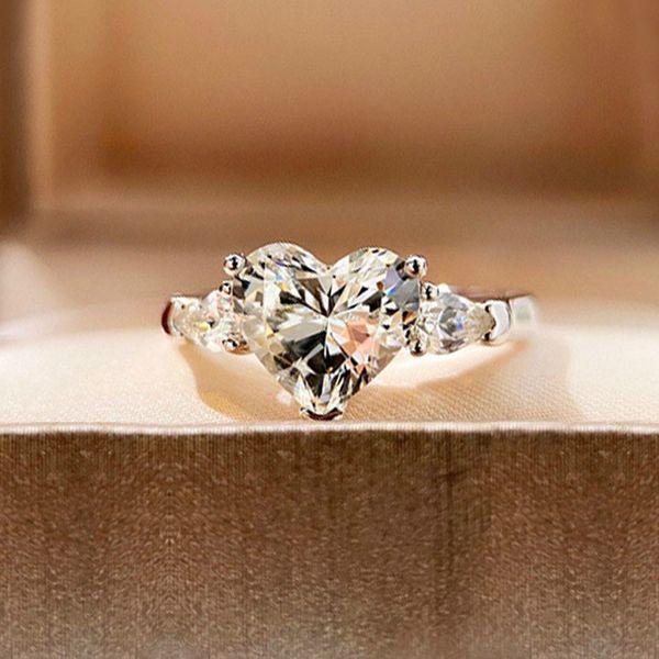 Eleganter Solitärring in Herzform mit klarem Zirkonia-Stein, klassischer Diamant-Hochzeitsschmuck für Frauen und Mädchen