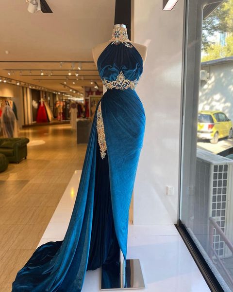 Elegante Blue Velvet Prom Dresses High Neck Late Spalato con cristalli treno Donne in rilievo Abiti da sera lunghi 2021