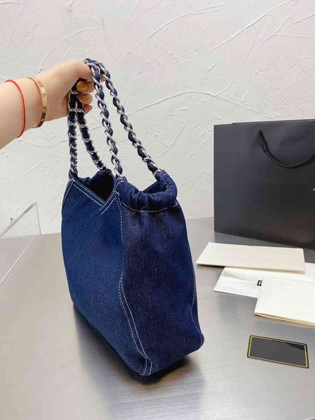 

huge material big this shopping bags year heat capacity of element is concise letters design can match any color the clothing modelling