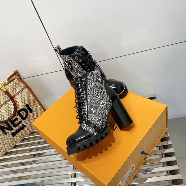 

2021 -the now luxury designer leather women boots martin desert boot flamingos love arrow medal 100% real leathers horsebit coarse winter de, Black