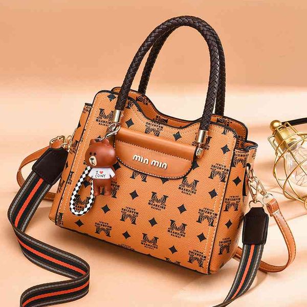 

2021 printed handbag with large capacity and one shoulder diagonal span, Black;red