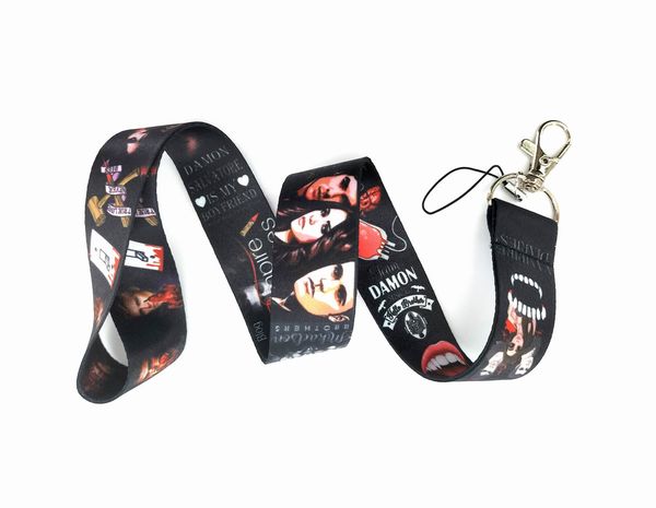 Ciondoli per cellulare 100 pezzi Cartoon Japan Anime Vampire Neck Lanyard Portachiavi mobile ID Titolari Catene distintivo Accessori per gioielli Nuovo all'ingrosso