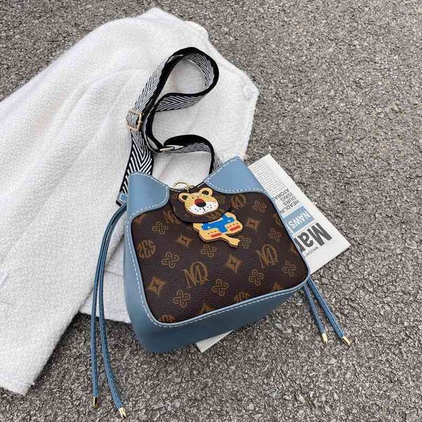 

2022 factory wholesale minority female autumn and winter fashion versatile ins broadband single shoulder bag advanced sense messenger bucket