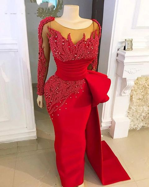 2021 Luxuriöse rote Abendkleider aus Dubai mit U-Ausschnitt, Illusion, Kristallperlen, Perlenstickerei, langen Ärmeln, Abschlussballkleid, formelle Party, zweiter Empfang, Gonws, Sweep-Zug