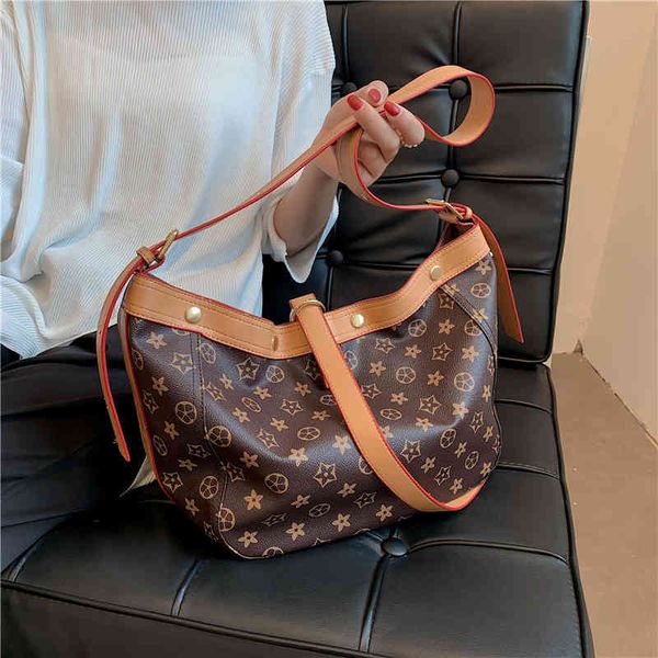 

high sense large capacity old flower bag female 2021 fashion leisure messenger one shoulder dumpling, Black;red