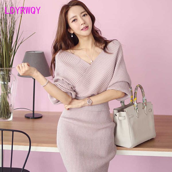 

winter han edition temperament v-neck leak back waist bat sleeve package hip sweater dress suit 210603, White