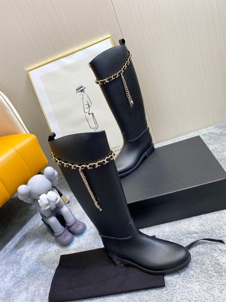 2021 Yaz Orta Yaş Serisi Yağmur Botları Patik Vintage Kadın Martin Boot Deri Zincir Dekorasyon Düz Alt Retro Rainboots Su Geçirmez Net Kırmızı Aynı Paragraf