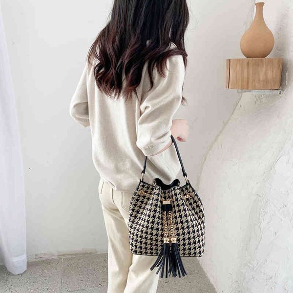 

2021 canvas bag qianniaoge korean version drawstring portable women's single shoulder chain bucket, Black;red