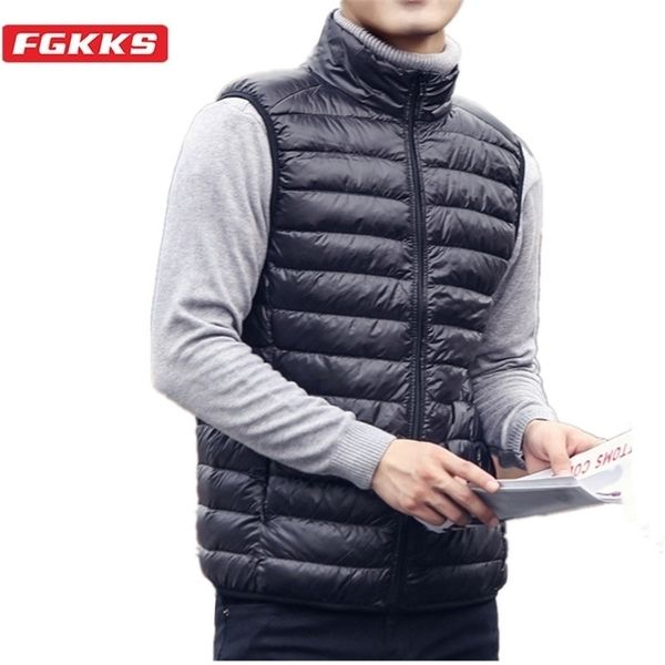 

fgkks fashion brand men down vest coats winter casual sleeveless lightweight duck male 211214, Black