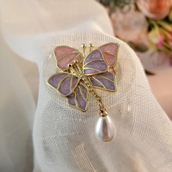 Pinos, broches pérola pingente roxo borboleta para as mulheres rosa bonito inseto lapela pino desenhos animados metal crachás jóias presente atacado