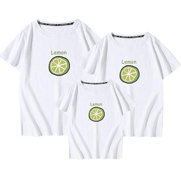 Look per la famiglia Abiti coordinati T-shirt Vestiti Madre Padre Figlio Figlia Bambini Bambino Estate Stampa limone 210429