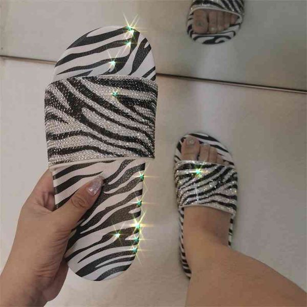 

2021 new women's black and white fashion rhinestone flat sandals slippers