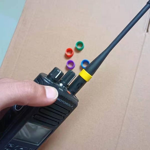 Walkie Talkie 5 Farben in einer Gruppe. Farb-ID-Bänder unterscheiden den Antennenring für Motorola