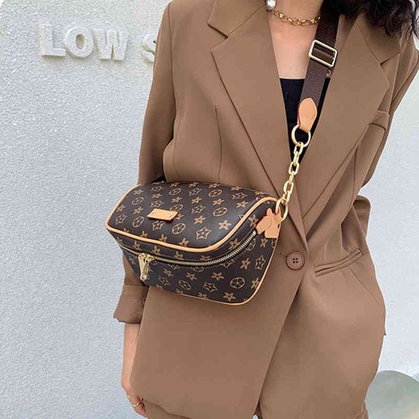 

pockets handbag 2021 autumn and winter fashion women's waist trend printed single shoulder messenger bag texture old flower saddle, Black;red