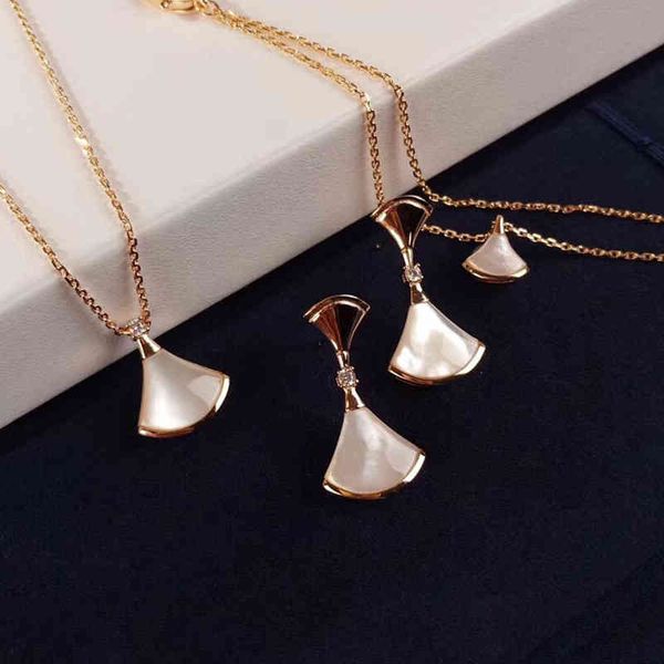 

the new baojia white fritillaria skirt necklace female sterling silver plated 18k rose gold small fan clavicle chain pendant