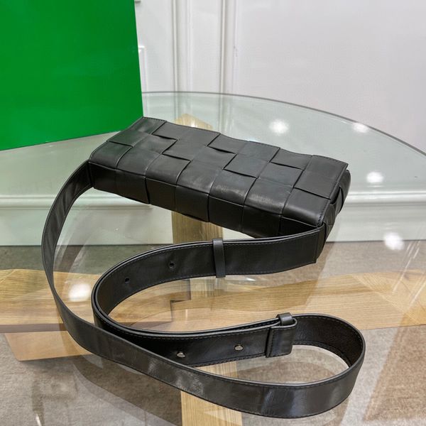 

this single shoulder crossbody bag has no zipper and relies on magnetic snap