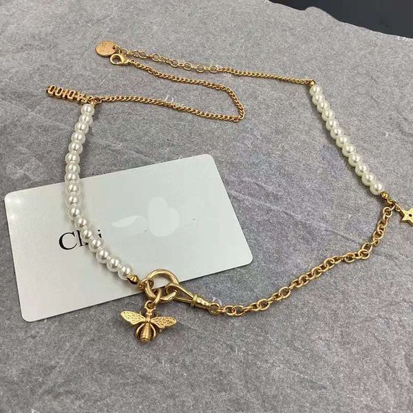 

2021 new jewelry family pearl bee letter necklace, Silver