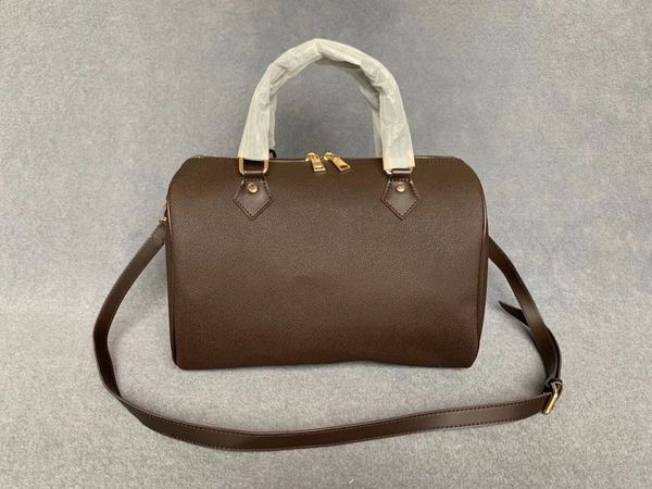

2021 new lady messenger travel bag classic style fashion handbag 30 cm with key lock designer shoulder bags 112xcd #87400