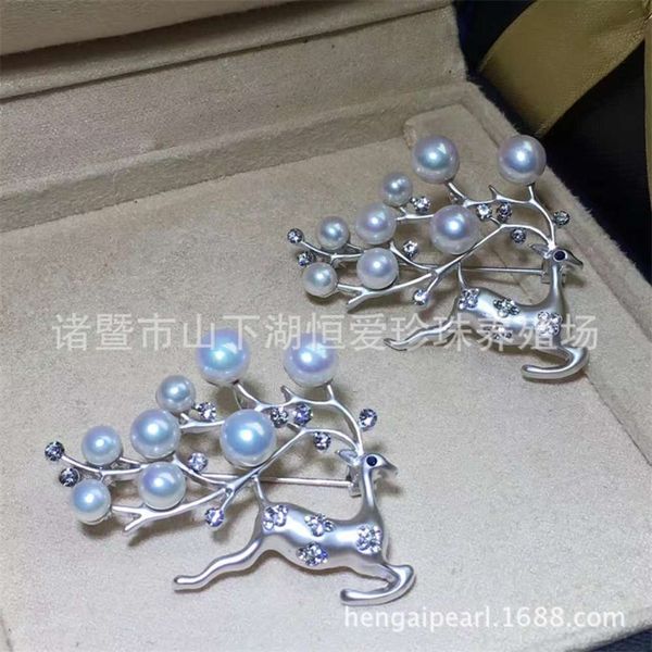 

freshwater pearl brooch with zircon inlaid, Gray