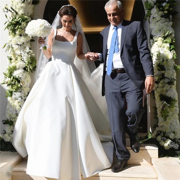 Romantico A Line Abiti da sposa in raso Abiti da sposa con strascico da cappella Fiocco sul retro Scollo quadrato Senza schienale Semplice abito da sposa da giardino Elegante Vestido De Novia 2023