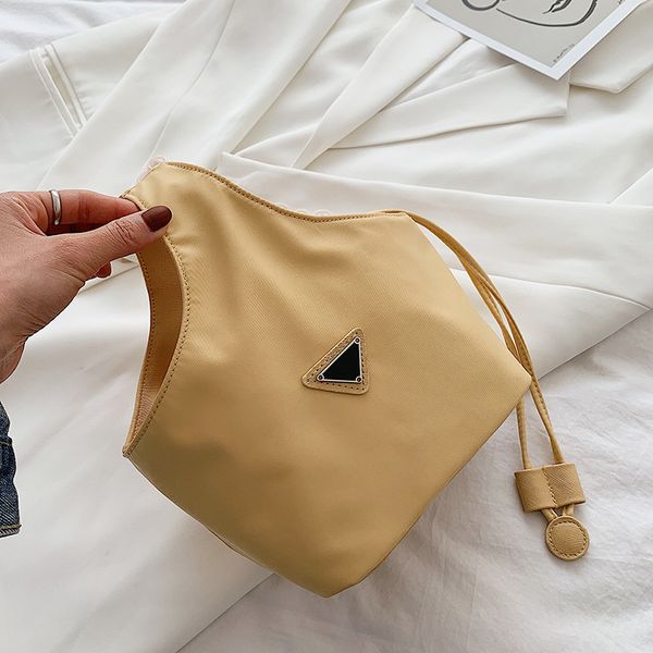 Verão novo nylon pano bolsa triângulo padrão cesto de traço portátil portátil One ombro feminino Bolsas de designers VENDA