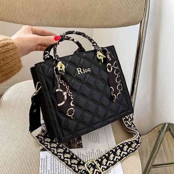 

2022 factory wholesale korean advanced sense women's fashion versatile atmosphere messenger net red portable small square bag