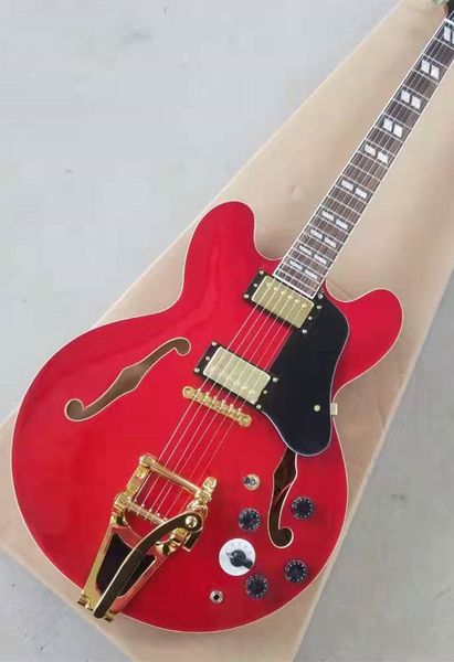 

electric guitar elÃ©ctrica de jazz alta calidad, instrumento musical de color rojo, con hardware dorado, buena y grabaciÃ³n