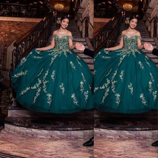 2024 Hunter Green Abiti Quinceanera vintage Abito da ballo con spalle scoperte Applicazioni in pizzo dorato Perline di cristallo Tulle maniche corte Sweet 16 Abiti da sera da ballo