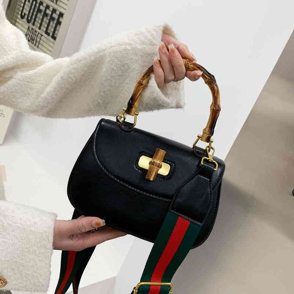 

2022 factory wholesale spring super fashion street hand-in-hand single shoulder diagonal cross foreign style solid color buckle bag